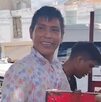 un joven vendidendo cocteles de fruta un joven vendidendo cocteles de fruta