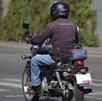 un hombre viajando en motocicleta