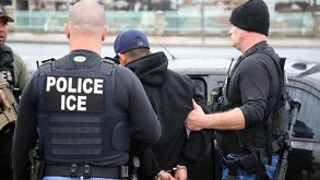 Inmigrantes en EU enfrentan y riesgos, pues dueños de constructoras usan falsa promesas de empleo para llamar a ICE y deportar a trabajadores.