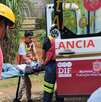 paramédicos ayudan a un adulto mayor accidentado paramédicos ayudan a un adulto mayor accidentado