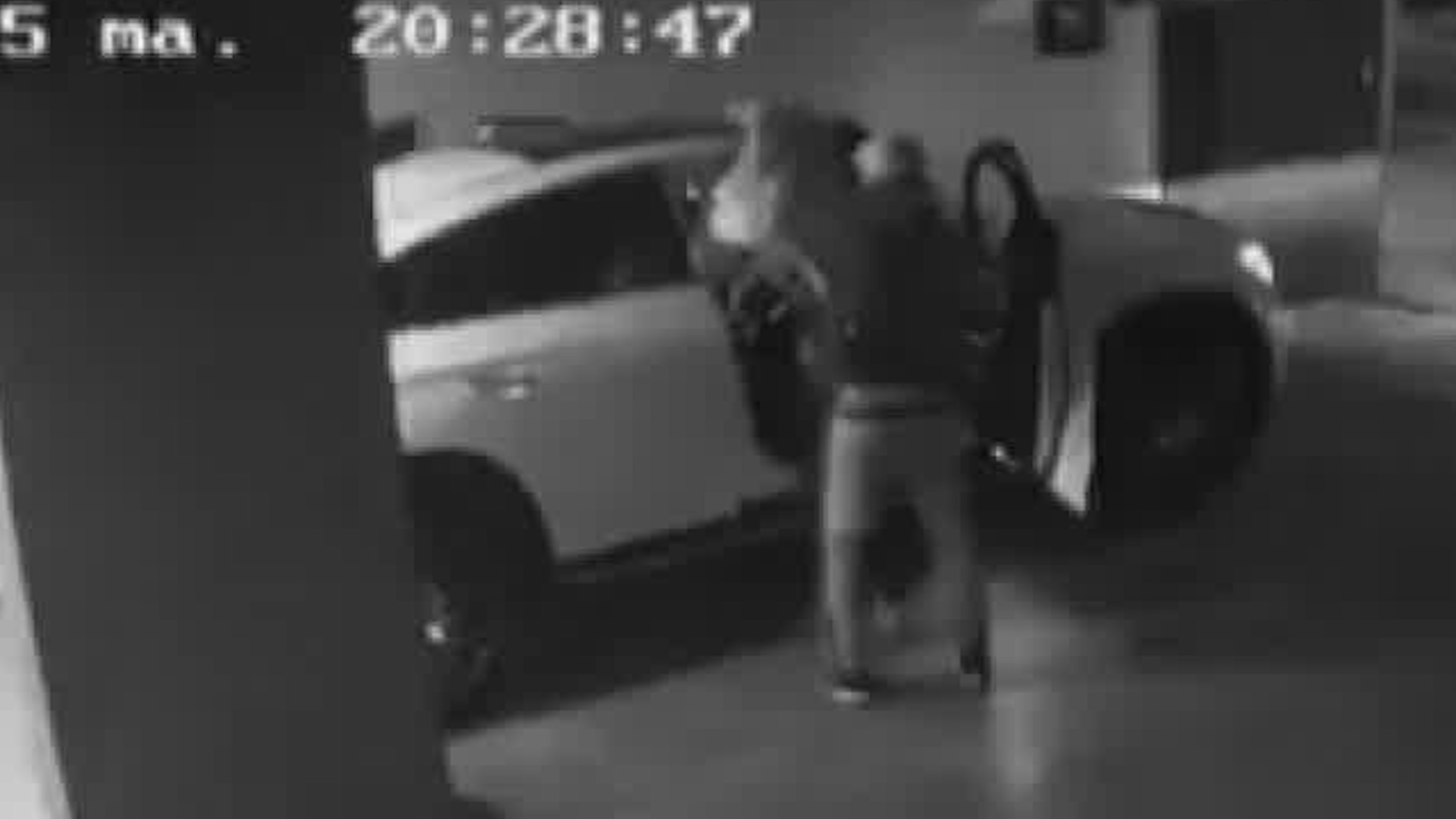 La cámara de seguridad del propio domicilio de la familia captó el momento en que los ladrones se apoderaron de la camioneta.