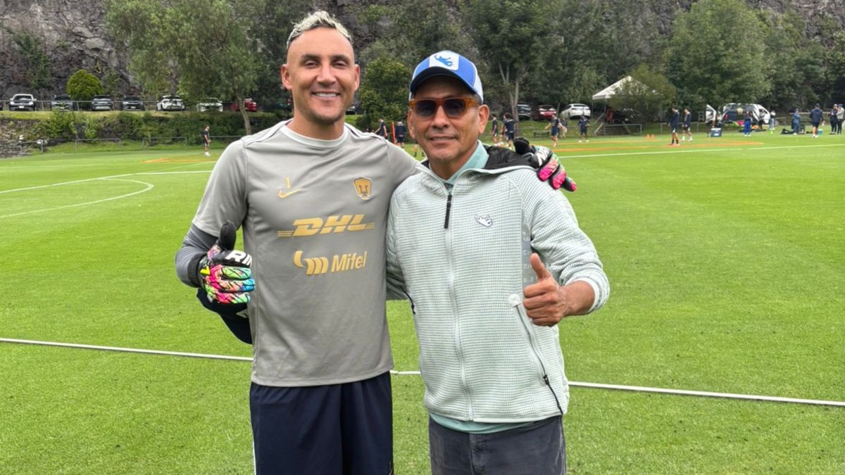 Keylor Navas y los Pumas de la UNAM convivieron junto a Jorge Campos en el entrenamiento previo a su partido ante Puebla.