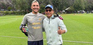 Keylor Navas y los Pumas de la UNAM convivieron junto a Jorge Campos en el entrenamiento previo a su partido ante Puebla.