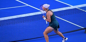 La rusa Diana Shnaider derrotó en tres sets de 3-6, 7-6 y 7-6 a Elise Mertens en el Abierto de Tenis Monterrey.