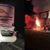 Un automóvil impactó detrás de un autobús de pasajeros, lo que provocó que ambas unidades comenzaran a incendiarse y quedaran completamente calcinadas.