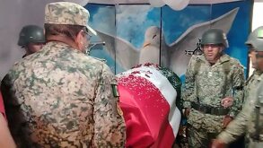 soldados cerca de un ataúd con una bandera de méxico