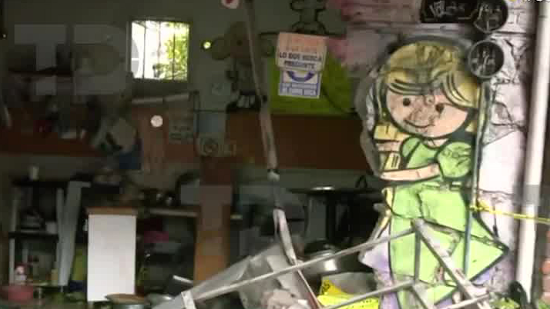Paramédicos de Protección Civil atendieron a dos personas que se encontraban en el establecimiento, que quedó con la fachada destruida.