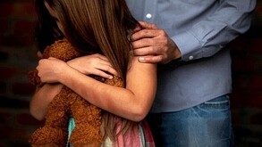 Abuelo recibe sentencia de 4 años y medio en prisión por abuso sexual infantil a su nieta de 10 años en Zapopan. La denuncia fue presentada por la madre de la n