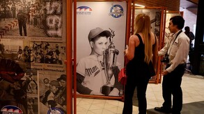 Inauguran exposición de Ángel Macías en ´El Salón de la Fama del Beisbol Mexicano.