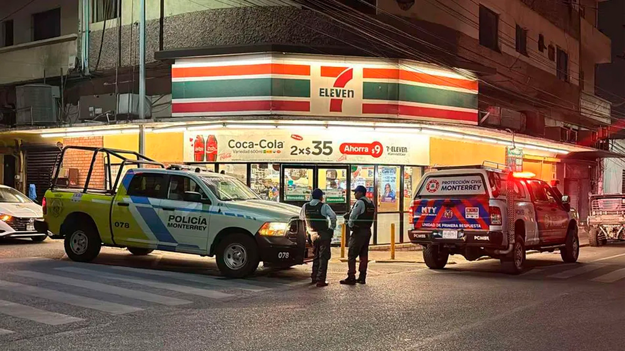En menos de 15 minutos, dos hombres asaltaron tres tiendas de conveniencia en la zona Centro de Monterrey, Nuevo León.