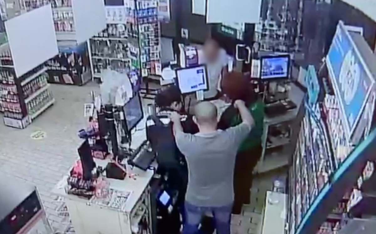 Dos hombres armados asaltaron tres tiendas de conveniencia en el Centro de Monterrey en menos de 15 minutos y lograron huir de las autoridades. Dos hombres armados asaltaron tres tiendas de conveniencia en el Centro de Monterrey en menos de 15 minutos y lograron huir de las autoridades.