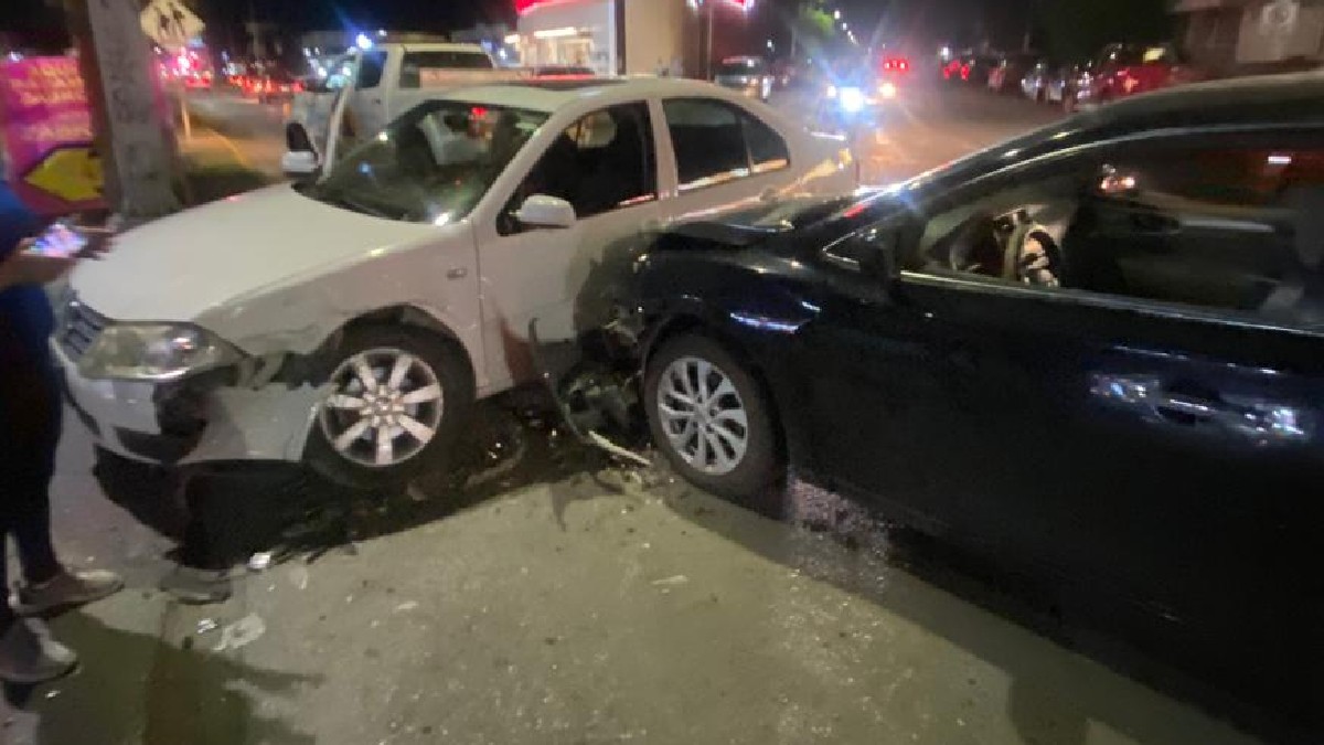 El choque provocó daños considerables en ambos automóviles, aunque no se reportaron personas heridas, lo que evitó que la situación pasara a mayores. El choque provocó daños considerables en ambos automóviles, aunque no se reportaron personas heridas, lo que evitó que la situación pasara a mayores.