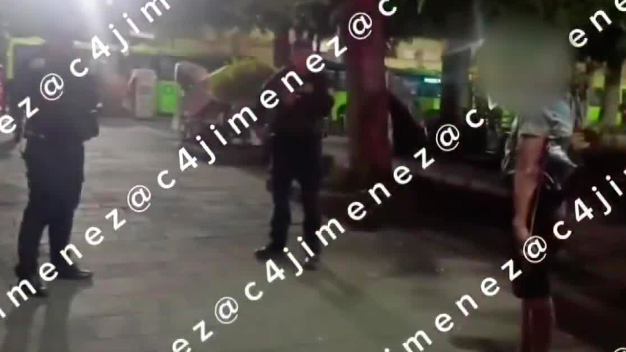 Un hombre fue acusado de asaltar una carnicería en Xochimilco, donde con cuchillo amenazó al vendedor para robarle su celular y dinero en efectivo.