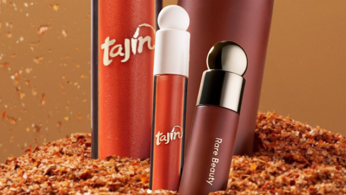 La colaboración de Selena Gómez y Tajín está disponible en la página oficial de Rare Beauty y en Sephora México, tanto en línea como en tiendas físicas. La colaboración de Selena Gómez y Tajín está disponible en la página oficial de Rare Beauty y en Sephora México, tanto en línea como en tiendas físicas.