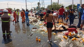 Un tractocamión que circulaba por el bulevar Francisco Sarabia, a la altura de la rotonda de Juan Pablo II, perdió parte de su carga de jugos y refrescos.