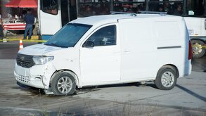 una camioneta con impactos de bala en un camino