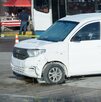 una camioneta con impactos de bala en un camino una camioneta con impactos de bala en un camino