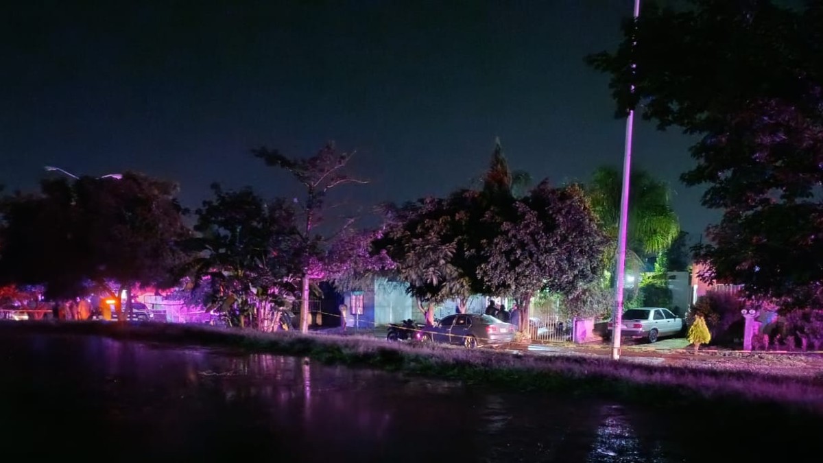 Cinco personas, cuatro de una familia y un joven, fueron ejecutadas por un comando armado en El Arenal, Jalisco; autoridades investigan el multihomicidio.