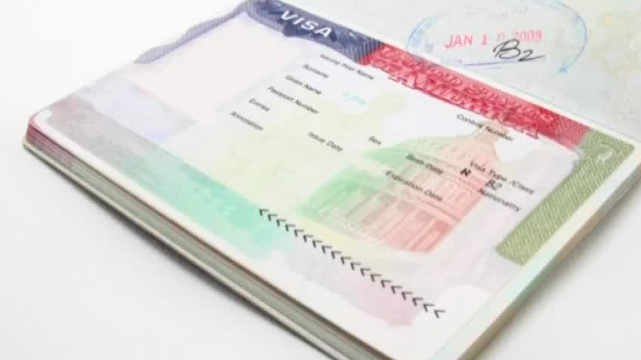 El gobierno de Donald Trump revisará más de 55 millones de visas vigentes, buscando posibles violaciones que podrían llevar a la deportación.