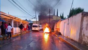 una motocicleta se incendia en una calle