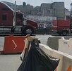 un hombre dispara contra un tráiler en una autopista un hombre dispara contra un tráiler en una autopista