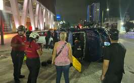 Un hombre quedó atrapado dentro de una camioneta luego de una aparatosa volcadura en calles de Centro de Monterrey. Cuerpos de auxilio lo rescataron.