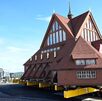 La iglesia fue trasladada sobre un gigantesco tráiler equipado con 224 ruedas La iglesia fue trasladada sobre un gigantesco tráiler equipado con 224 ruedas