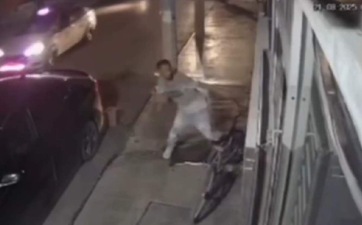 Un hombre se salvó de morir desangrado tras romper con la mano un aparador de una hierbería en Cadereyta, Nuevo León. Un hombre se salvó de morir desangrado tras romper con la mano un aparador de una hierbería en Cadereyta, Nuevo León.