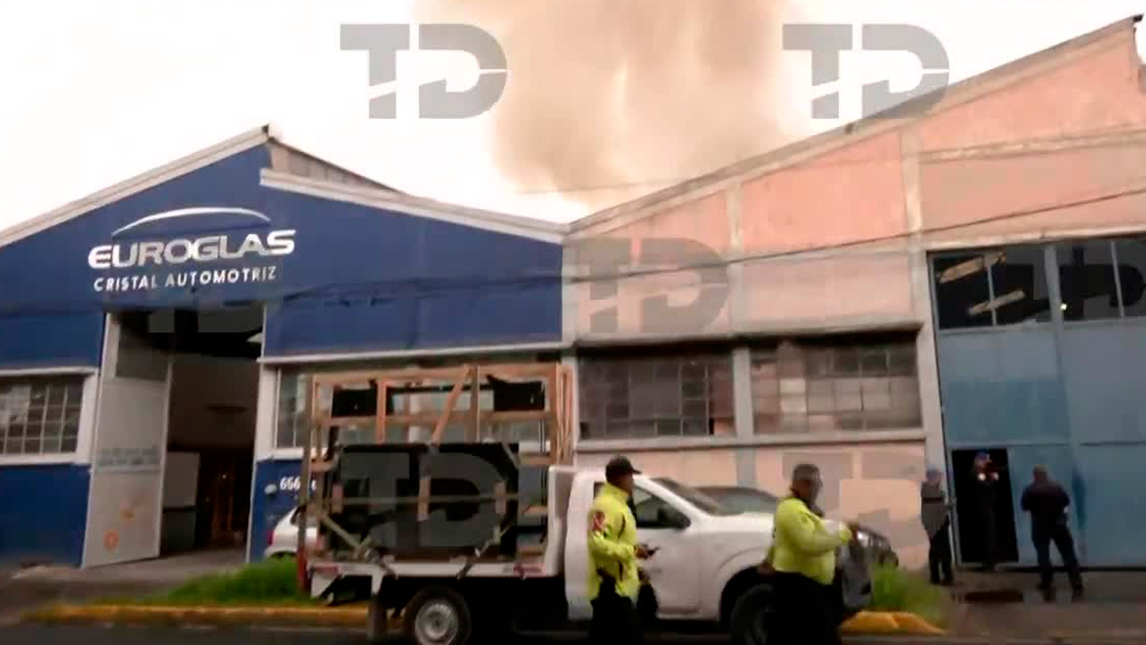 Un incendio en una bodega de hule espuma y textiles en la colonia Ampliación San Juan de Aragón, GAM, consumió un inmueble de 600 m².