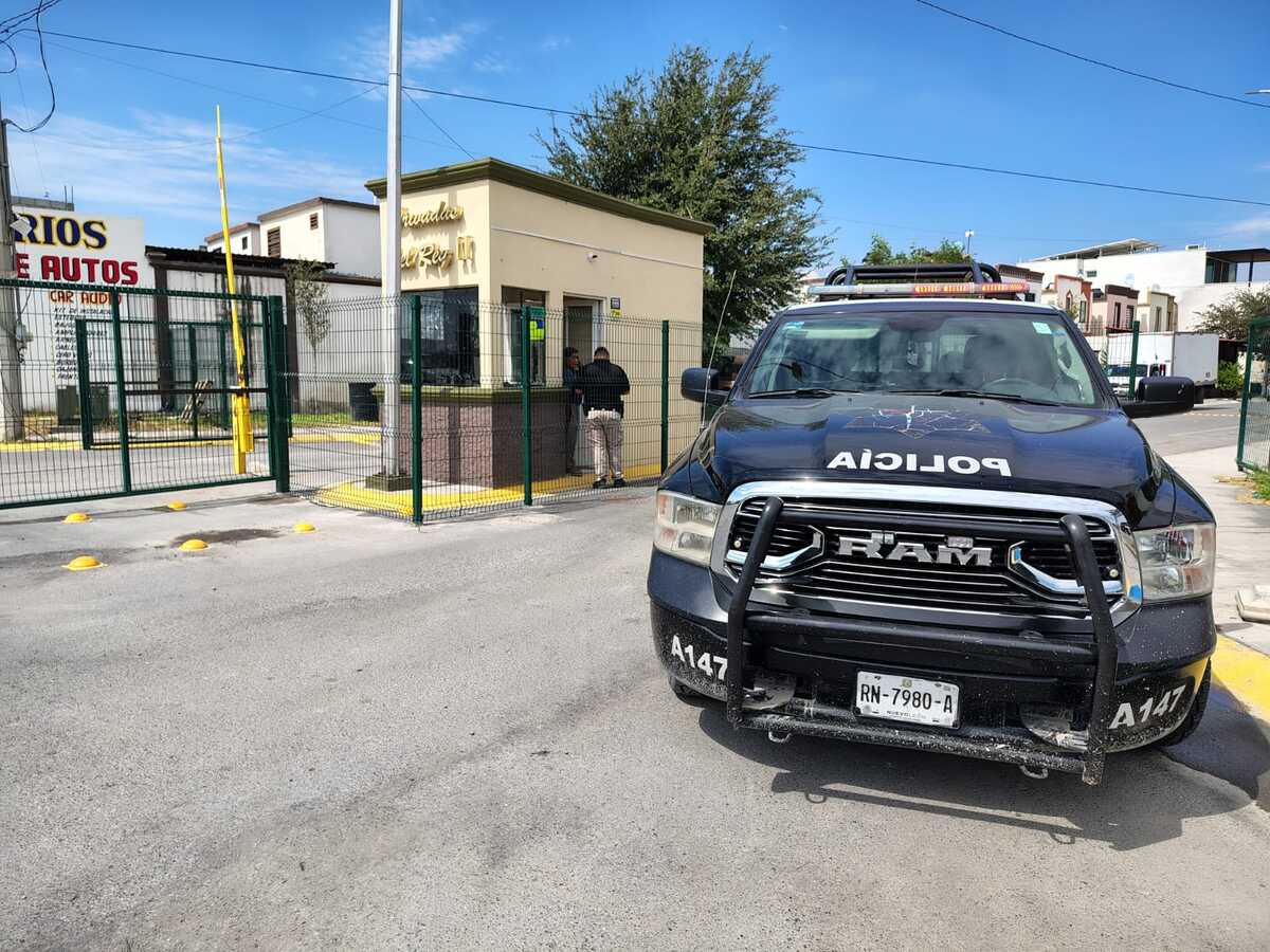 Un trailero fue atacado a balazos en la colonia Privadas del Rey en Apodaca, Nuevo León. Autoridades sospechan que se trató de un intento de asalto.