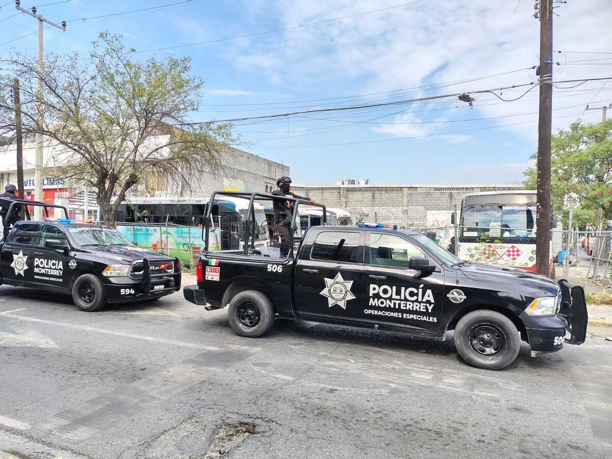 Un auto con reporte de robo fue abandonado en una base de camiones de ruta urbana en el Centro de Monterrey, lo que movilizó a autoridades.