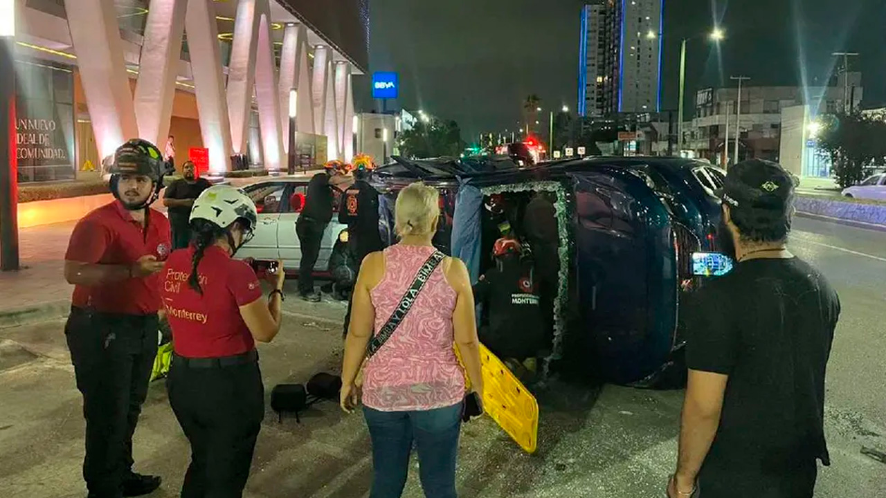 Una indecisión al volante provocó una volcadura en la que uno de los pasajeros quedó atrapado al interior de un vehículo en Monterrey.