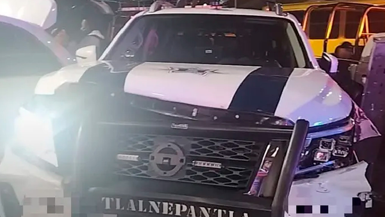Durante una persecución en Periférico Norte, policías municipales de Tlalnepantla chocaron contra una camioneta robada y atropellaron a un hombre.