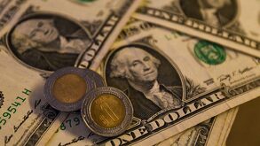 El valor del peso frente al dólar diariamente varía