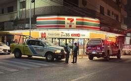 Dos hombres armados asaltaron tres tiendas de conveniencia en el Centro de Monterrey en menos de 15 minutos y lograron huir de las autoridades.