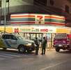Dos hombres armados asaltaron tres tiendas de conveniencia en el Centro de Monterrey en menos de 15 minutos y lograron huir de las autoridades.