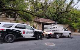Tres hombres fueron detenidos luego de que fueran sorprendidos robando una casa en la colonia Del Valle en San Pedro Garza García, Nuevo León.