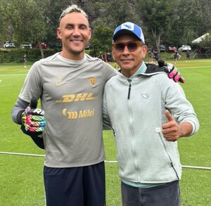 Keylor Navas y los Pumas de la UNAM convivieron junto a Jorge Campos en el entrenamiento previo a su partido ante Puebla.