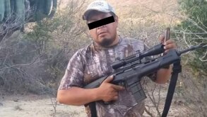 un hombre sosteniendo una arma larga