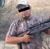 un hombre sosteniendo una arma larga un hombre sosteniendo una arma larga