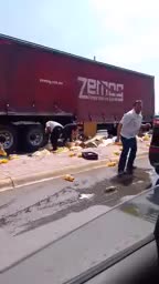 Un tractocamión que circulaba por el bulevar Francisco Sarabia, a la altura de la rotonda de Juan Pablo II, perdió parte de su carga de jugos y refrescos.