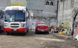 Un auto con reporte de robo fue abandonado en una base de camiones de ruta urbana en el Centro de Monterrey, lo que movilizó a autoridades.