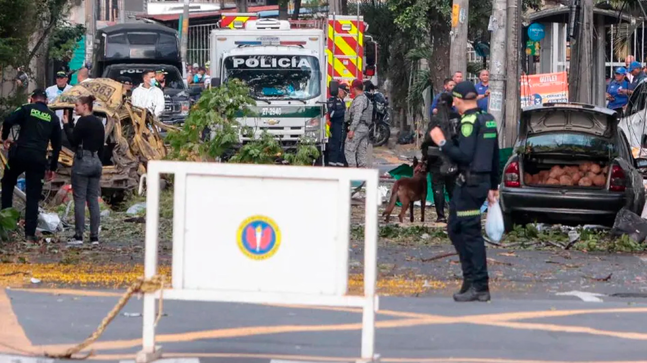 Colombia enfrenta una de sus jornadas más violentas: 18 muertos tras un ataque con explosivos en Cali y el derribo de un helicóptero en Antioquia.