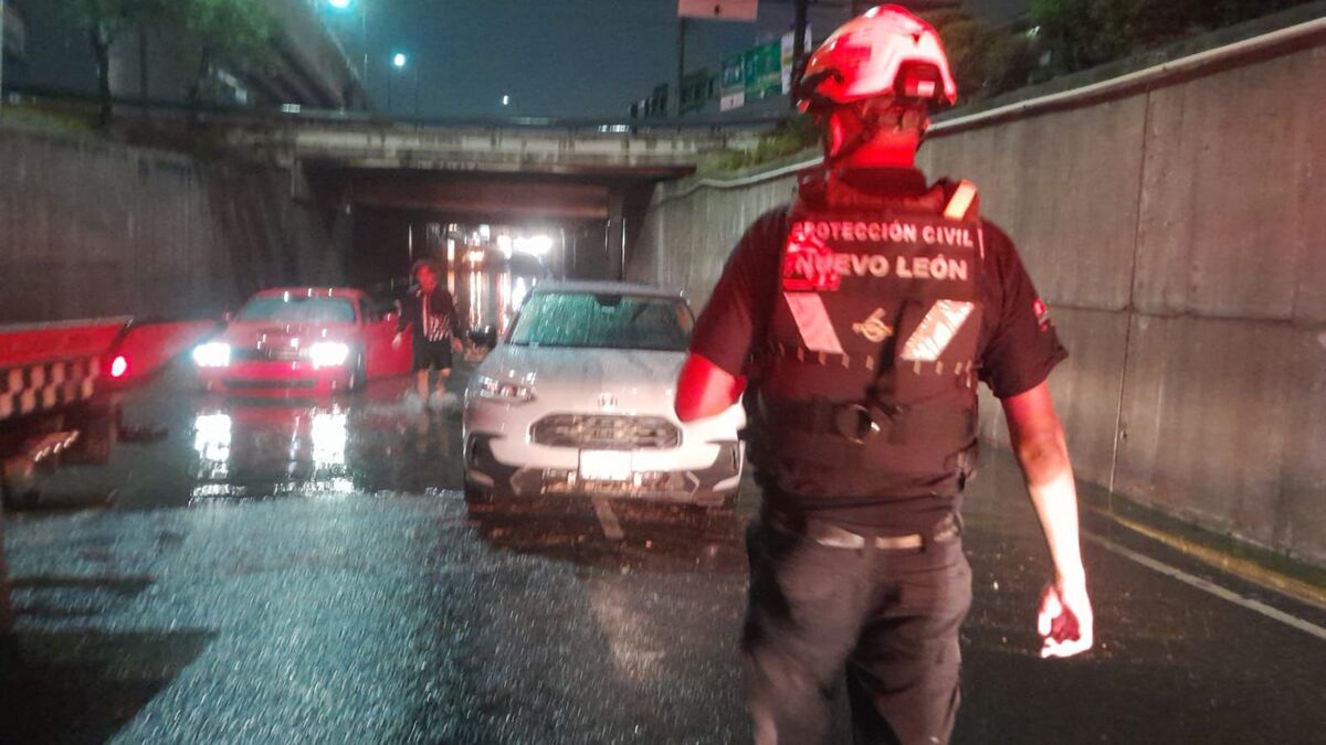 Las intensas lluvias en el Área Metropolitana de Monterrey provocaron encharcamientos, cierres viales y autos varados, además del rescate de automovilistas.