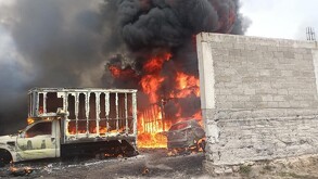 Explota cisterna de huachicol en la Presa San Guillermo, Coyotepec; columna de humo alarmó a los vecinos.