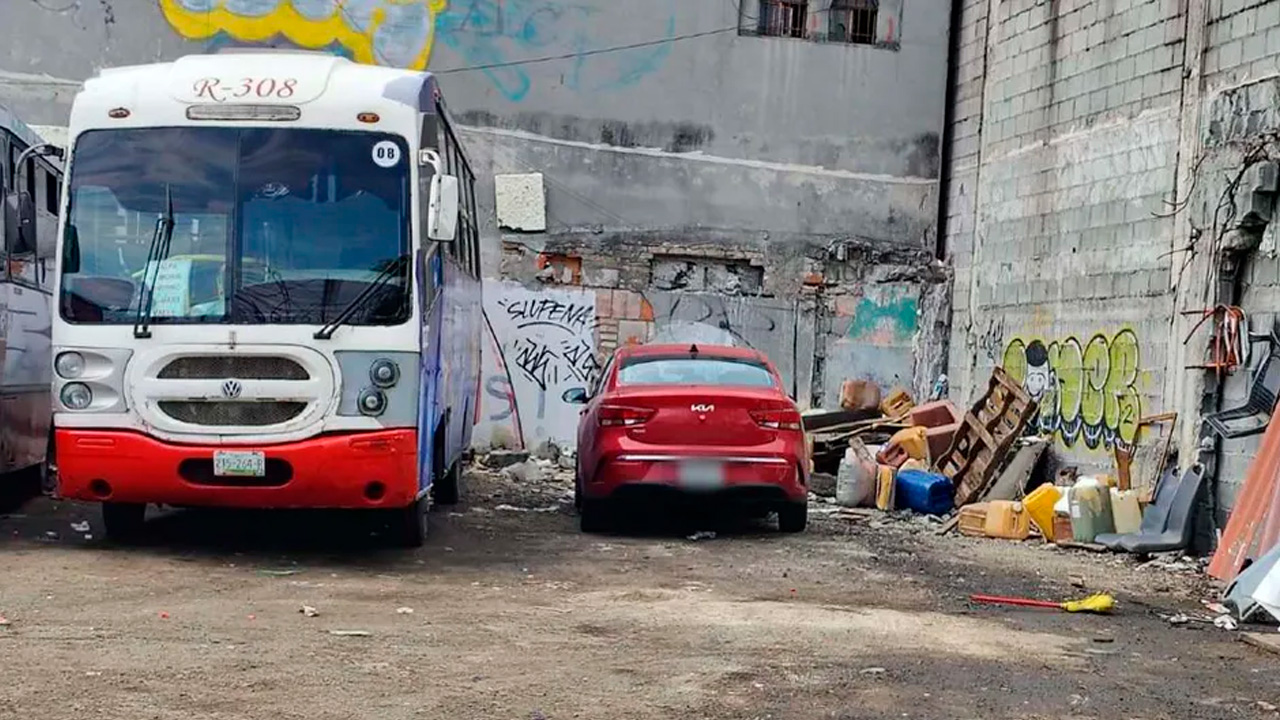 Un vehículo con reporte de robo fue abandonado alrededor de las 8:30 horas del viernes en la caseta de la ruta 308, en el Centro de Monterrey.