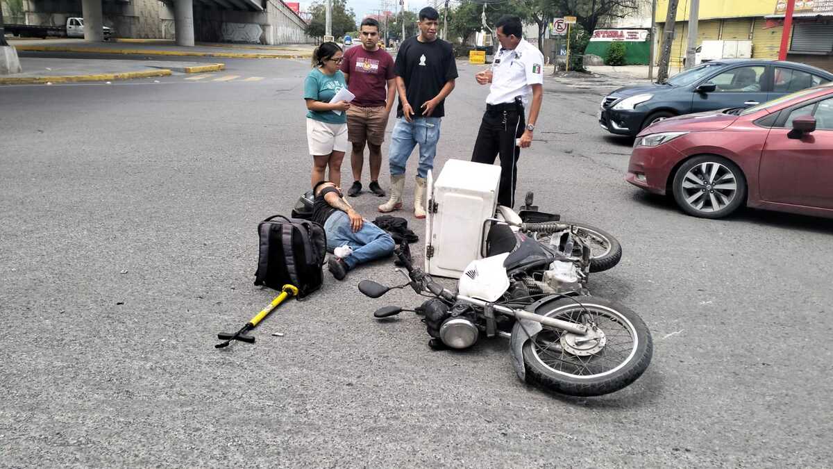 Un motociclista resultó lesionado luego de un aparatoso accidente en el municipio de Apodaca, Nuevo León.