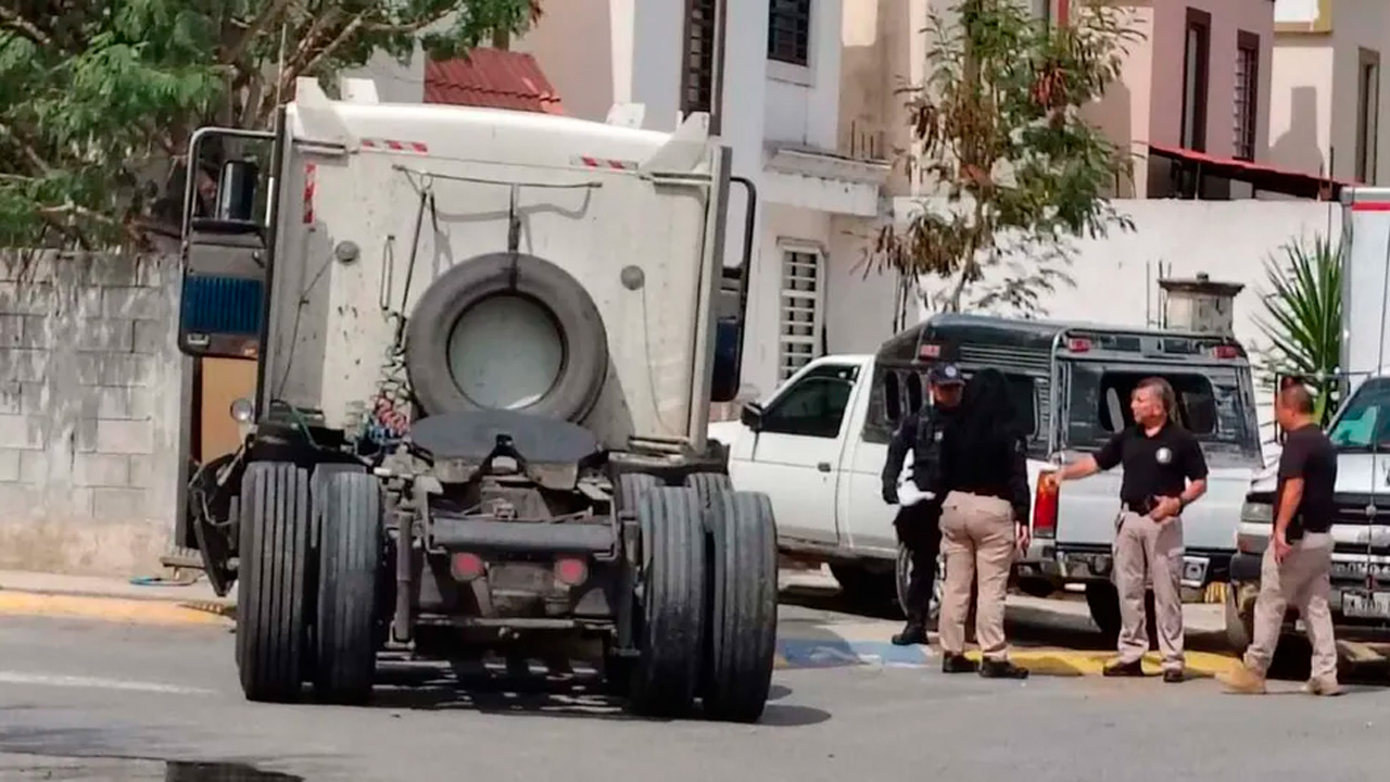 En condiciones delicadas quedó un trailero después de que fue atacado a balazos por desconocidos mientras circulaba por Apodaca, Nuevo León.