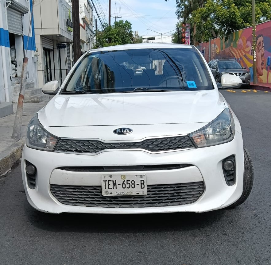 Tres hombres fueron detenidos con un auto con reporte de robo en el Centro de Monterrey. Dos son originarios de la Ciudad de México.