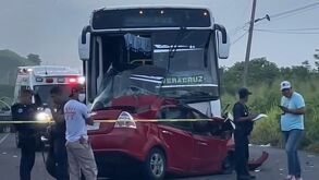 Un Autubús invade carril contrario en la Costera del Golfo en Alvarado y deja a cinco fallecidos, tres de ellos menores. El operador del autobús fue detenido.